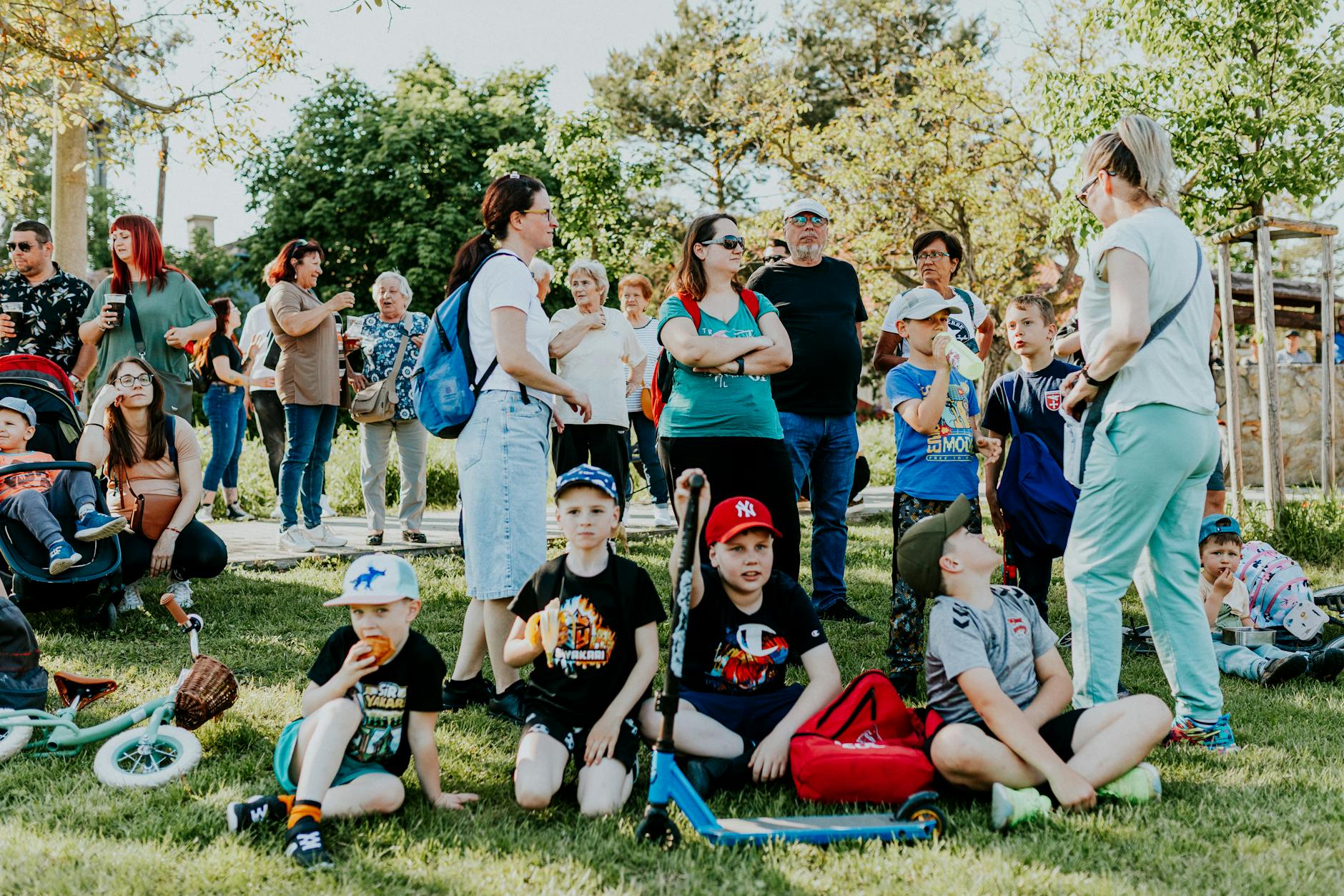 Mieszkańcy Świebodzic biorący udział w akcji sprzątania podczas Świdnickich Dni Ziemi